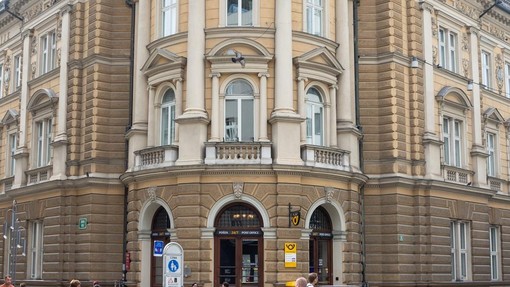 Pošta Slovenije navdušuje z novimi motivi na znamkah, poklonili so se tudi ...