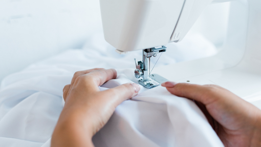 Namesto v trgovino po novo majico, raje za šivalni stroj?