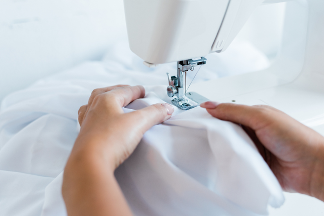 Namesto v trgovino po novo majico, raje za šivalni stroj?