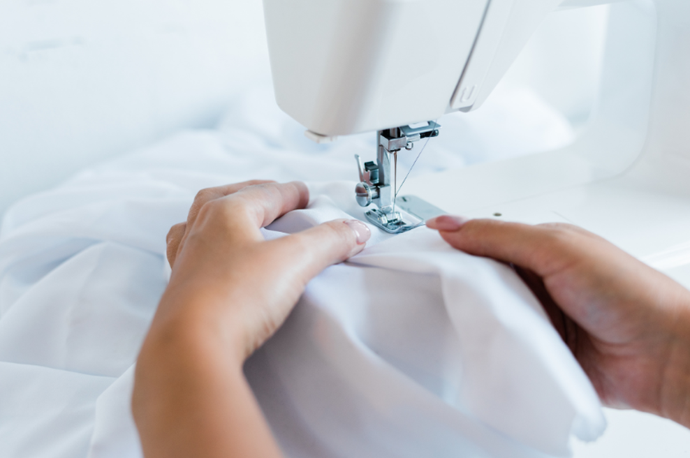 Namesto v trgovino po novo majico, raje za šivalni stroj? (foto: Liupka)