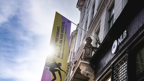 Nova razstava v NLB MUZA na ogled ponuja neverjetne zanimivosti iz sveta finančnega kriminala - od ropov do spletnih prevar