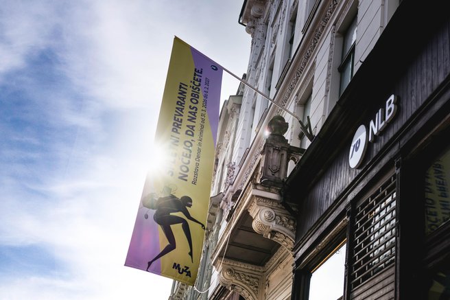 Nova razstava v NLB MUZA na ogled ponuja neverjetne zanimivosti iz sveta finančnega kriminala - od ropov do spletnih prevar