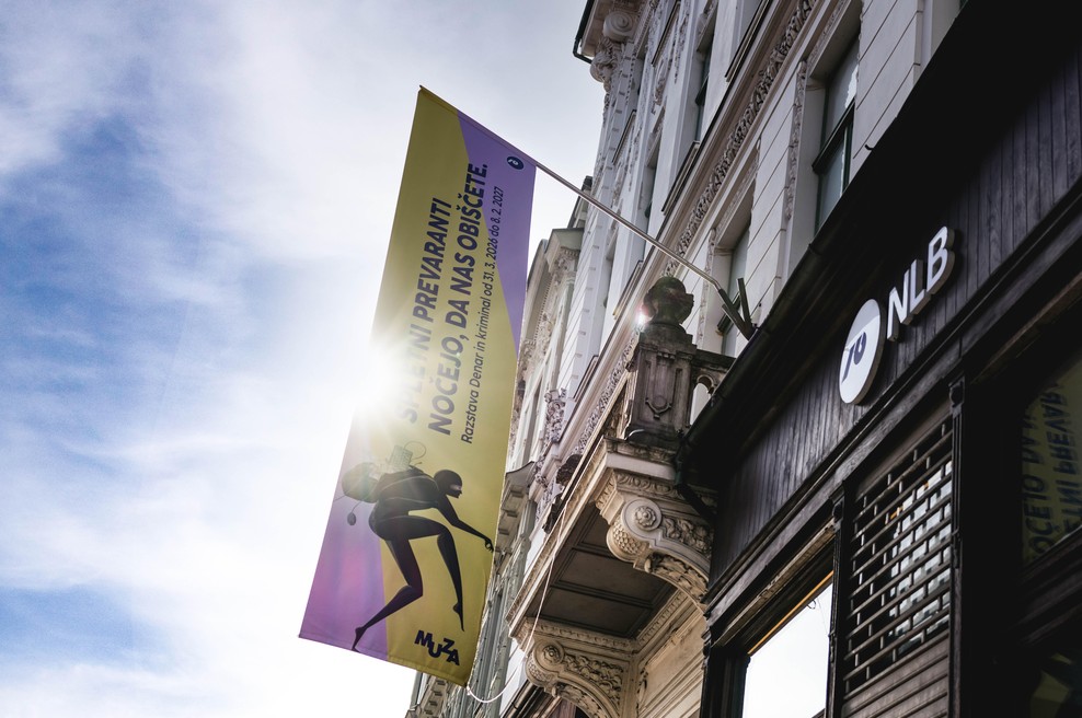 Nova razstava v NLB MUZA na ogled ponuja neverjetne zanimivosti iz sveta finančnega kriminala - od ropov do spletnih prevar (foto: Iztok Lazar)