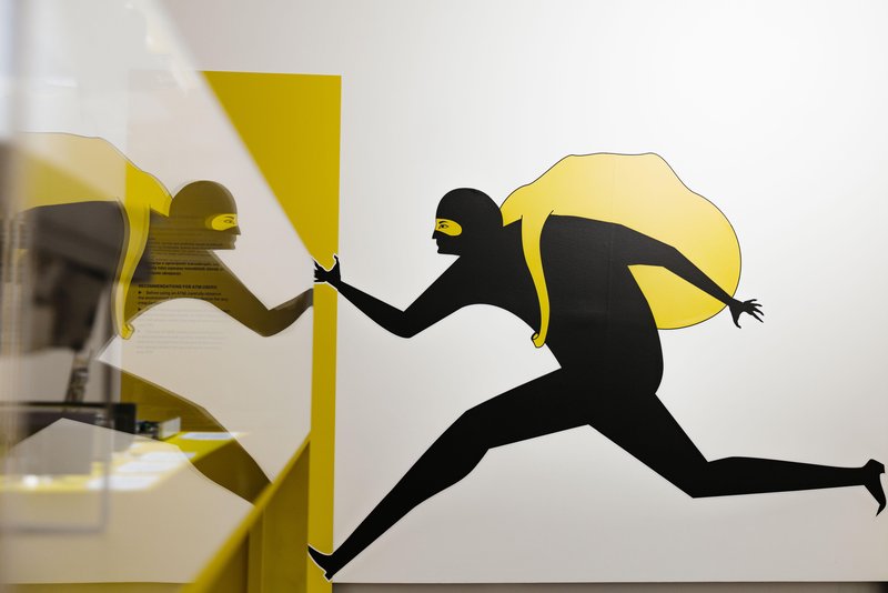 Nova razstava v NLB MUZA na ogled ponuja neverjetne zanimivosti iz sveta finančnega kriminala - od ropov do spletnih prevar