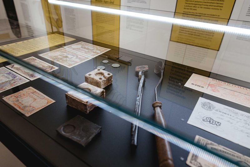 Nova razstava v NLB MUZA na ogled ponuja neverjetne zanimivosti iz sveta finančnega kriminala - od ropov do spletnih prevar