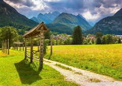 Očarljiva slovenska alpska vasica, nad katero turisti vse glasneje vzdihujejo od navdušenja