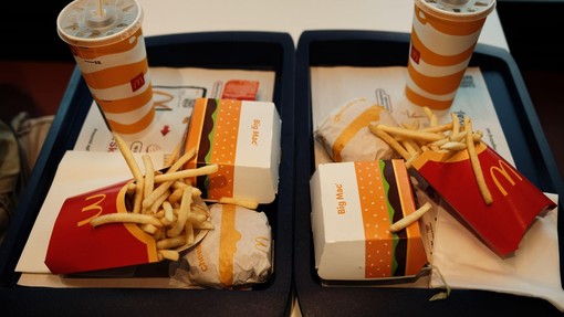 Gesta, ki gane do solz: Deček opazil starca, ki je sam jedel v McDonald’su, kar je sledilo, je presunilo vse