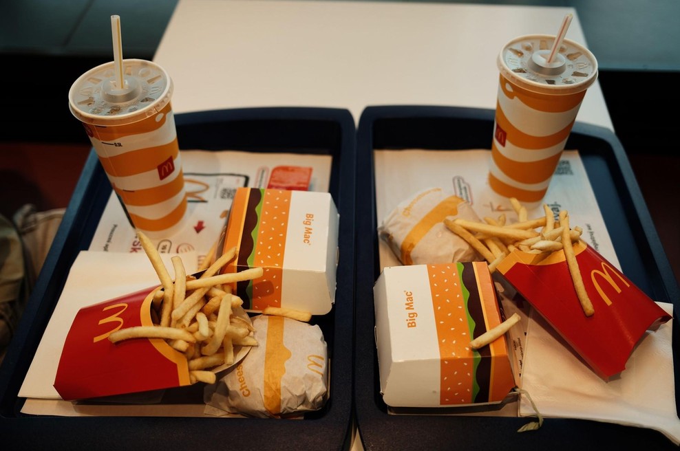 Gesta, ki gane do solz: Deček opazil starca, ki je sam jedel v McDonald’su, kar je sledilo, je presunilo vse (foto: profimedia)