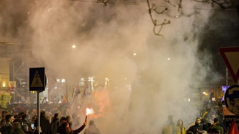 Tragedija mlade študentke se spreminja v državljansko vojno