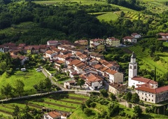 Praznični odklop v Sloveniji: 5 dobrodošlih idej za izlete, ki bodo napolnili vaše baterije (tudi vreme vam bo šlo na roko)