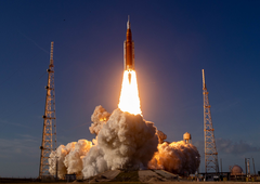 Po zgodovinski izstrelitvi agencija NASA izgubila stik z astronavti