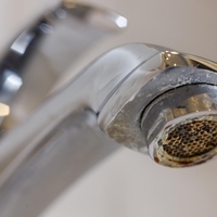 kopalnica madezi vodni kamen cistoca ciscenje peki papir papir za peko nasvet trik dom