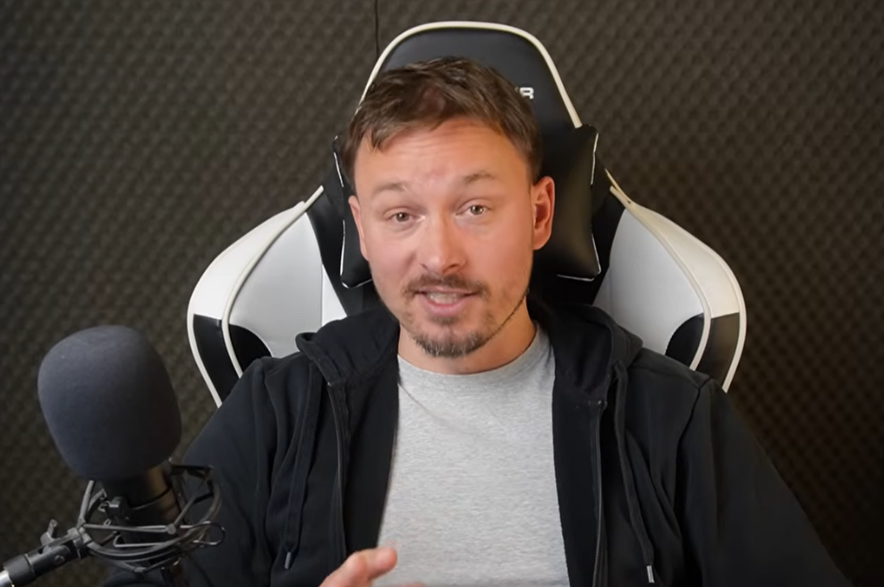 Znani komik zaradi hudih obtožb, ki so tako resne, da jih ne more niti ponoviti, vložil tožbo proti slovenski pevki (foto: Youtube/Marko Žerjal/posnetek zaslona)