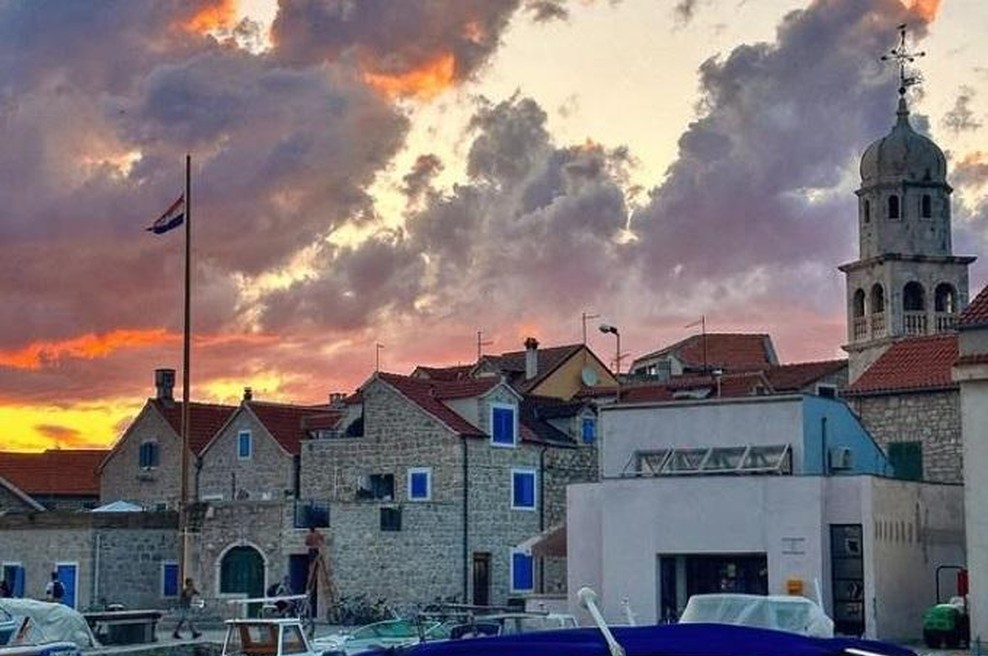 Poznate "hrvaški Santorini"? A za razliko od svetovno znanega grškega otoka, tu na srečo ni velikih hotelov in turistične gneče (foto: Instagram/Prvić Šepurine)