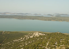 Na otoku v Jadranu skrivnostno jezero, ki se mu je prepovedano celo približati! Hrvati ga varujejo, kot bi bil iz zlata (in imajo dober razlog za to!)