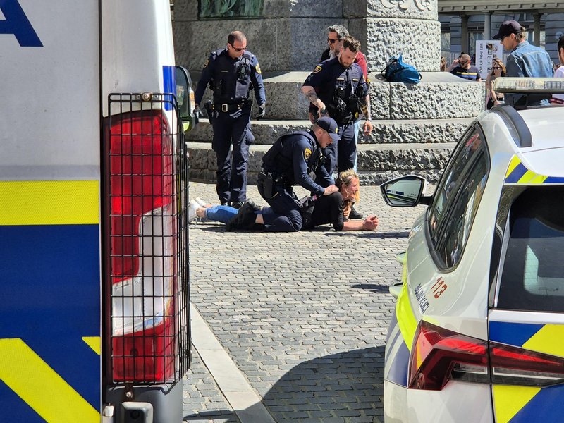 Drama v centru Ljubljane: več policistov pridrvelo na Prešernov trg, mimoidoči so bili v šoku (FOTO)