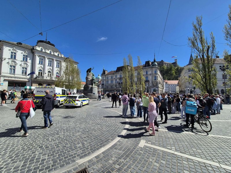 Drama v centru Ljubljane: več policistov pridrvelo na Prešernov trg, mimoidoči so bili v šoku (FOTO)