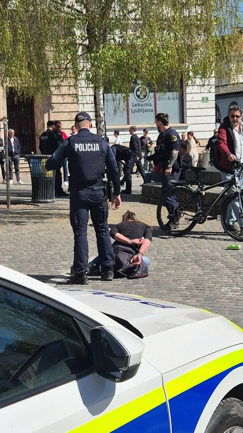 Drama v centru Ljubljane: več policistov pridrvelo na Prešernov trg, mimoidoči so bili v šoku (FOTO)