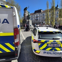 Drama v centru Ljubljane: več policistov pridrvelo na Prešernov trg, mimoidoči so bili v šoku (FOTO)