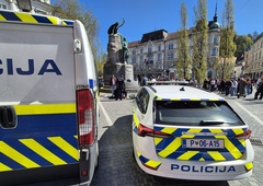 Drama v centru Ljubljane: več policistov pridrvelo na Prešernov trg, mimoidoči so bili v šoku (FOTO)