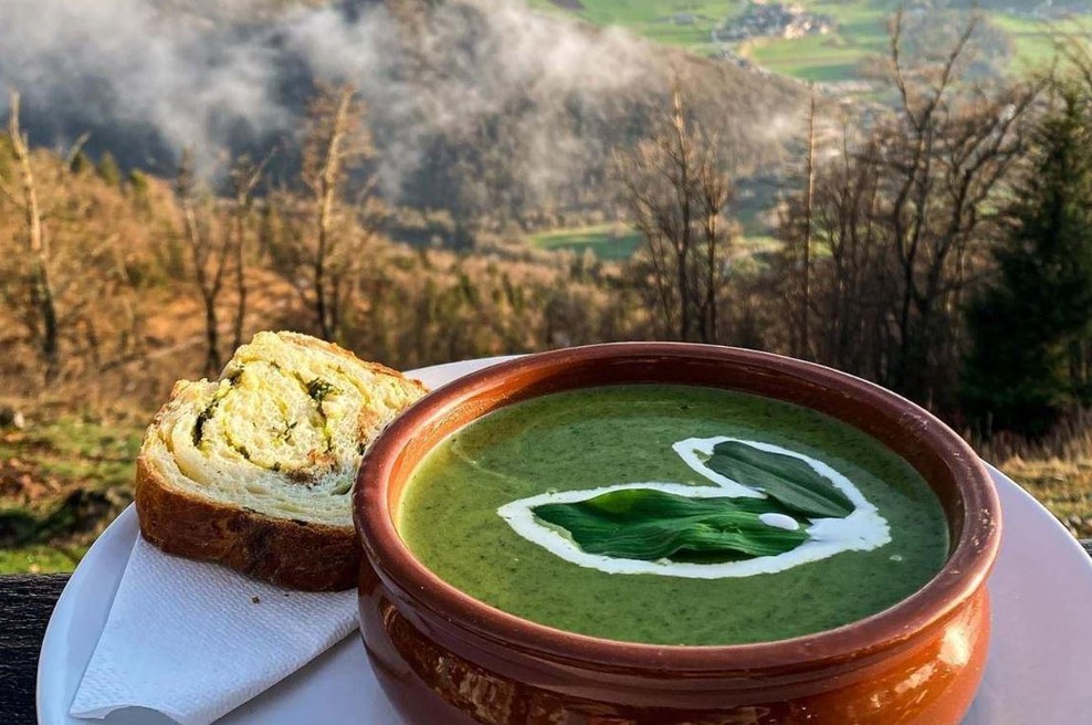 V slovenskem mestecu imajo zaradi obilja zelene zdravilne rastline tako poseben dogodek, da je postal turistična atrakcija (foto: visitpreddvor.si)
