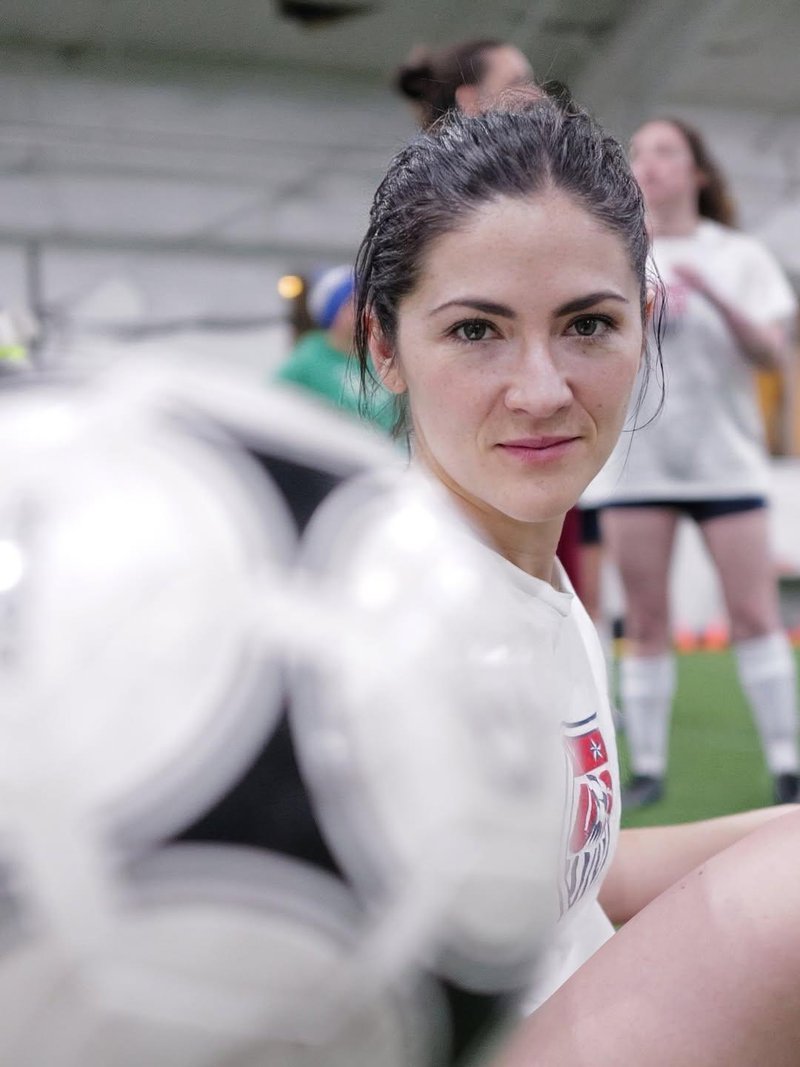 Se še spomnite deklice, ki je gledalcem pognala strah v kosti? Tako izgleda danes