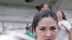 Se še spomnite deklice, ki je gledalcem pognala strah v kosti? Tako izgleda danes