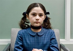 Se še spomnite deklice, ki je gledalcem pognala strah v kosti? Tako izgleda danes