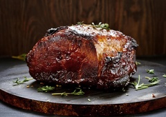 Mesar razkril skrivnost, kako do najbolj sočne pečenke: meso le premažite s to tekočino in mehko bo kot maslo