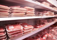 Mesarji razkrili ogabno resnico: če v mletem mesu vidite tole, se mu izognite, kot da bi bil garjav!