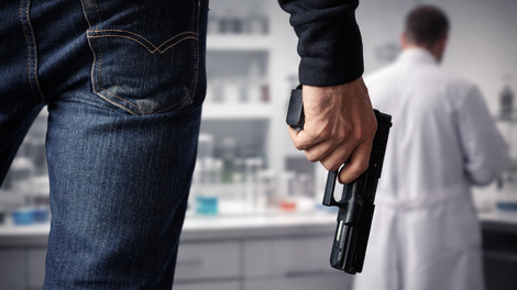 znanstvenik, pištola