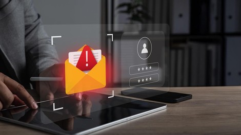 Spletni plenilci so upokojencu pobrali vse: iz rok so mu iztrgali pol milijona evrov