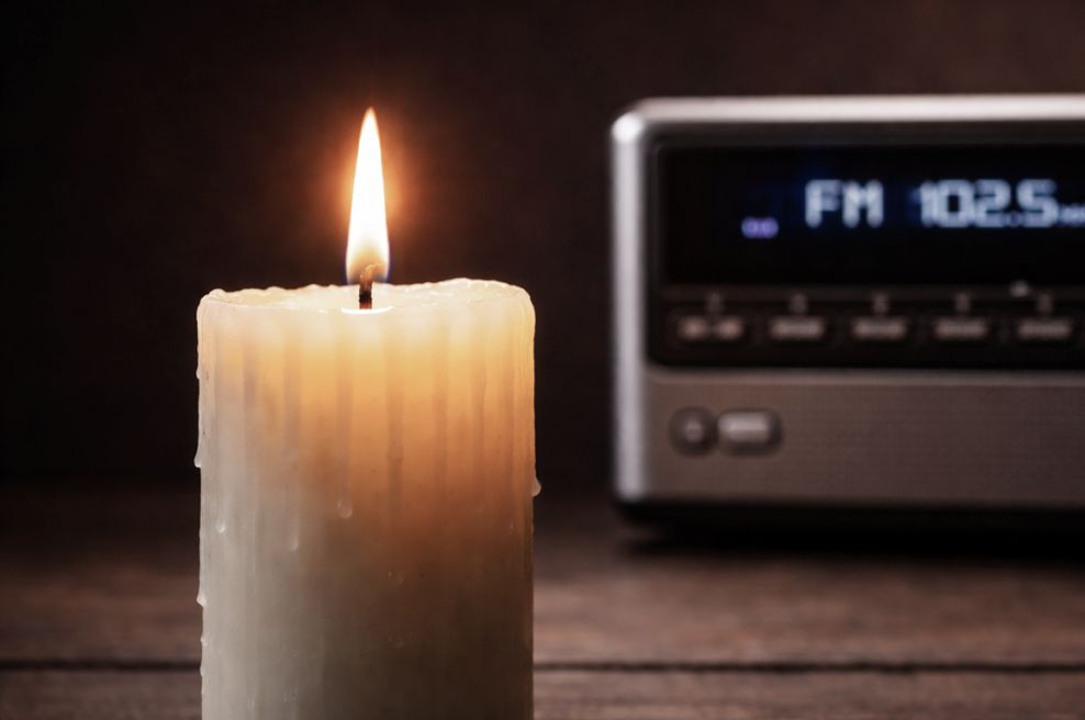 Umrl legendarni radijski voditelj, ki je s svojim glasom zaznamoval generacije poslušalcev (foto: ChatGPT)