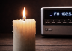 Umrl legendarni radijski voditelj, ki je s svojim glasom zaznamoval generacije poslušalcev