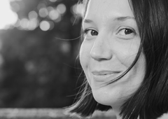 Srce parajoča novica: umrla je slovenska novinarka, publicistka in pisateljica Ana Jud