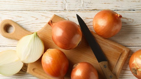 cebula rezine nogavice noc tezave zdravje pomoc nasvet medicina utrujenost bolecine