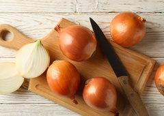 Že babice so trdile, da to zares pomaga: čez noč v nogavice vtaknite čebulo in izginile bodo težave, ki mučijo številne Slovence