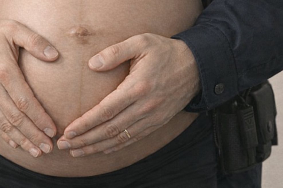 Policisti pogledali v trebuh "noseče" osebe in prebledeli: nihče ni pričakoval tega, kar se je skrivalo tam (foto: ChatGPT)