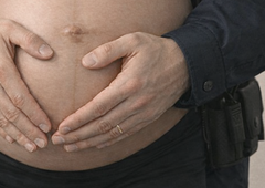 Policisti pogledali v trebuh "noseče" osebe in prebledeli: nihče ni pričakoval tega, kar se je skrivalo tam