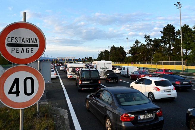 hrvaska avtocesta cestnina promet gnece denar turizem dopust slovenija kaos