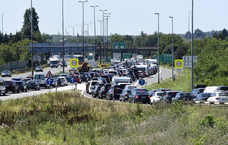 hrvaska avtocesta cestnina promet gnece denar turizem dopust slovenija kaos