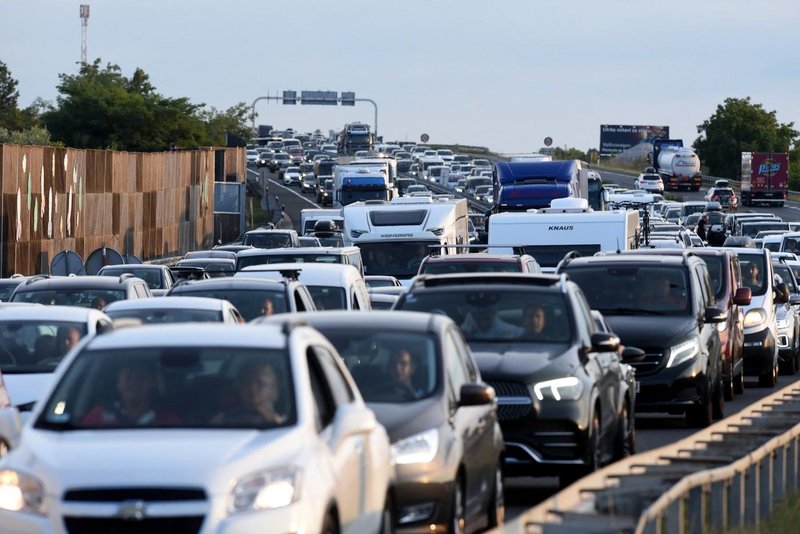 hrvaska avtocesta cestnina promet gnece denar turizem dopust slovenija kaos