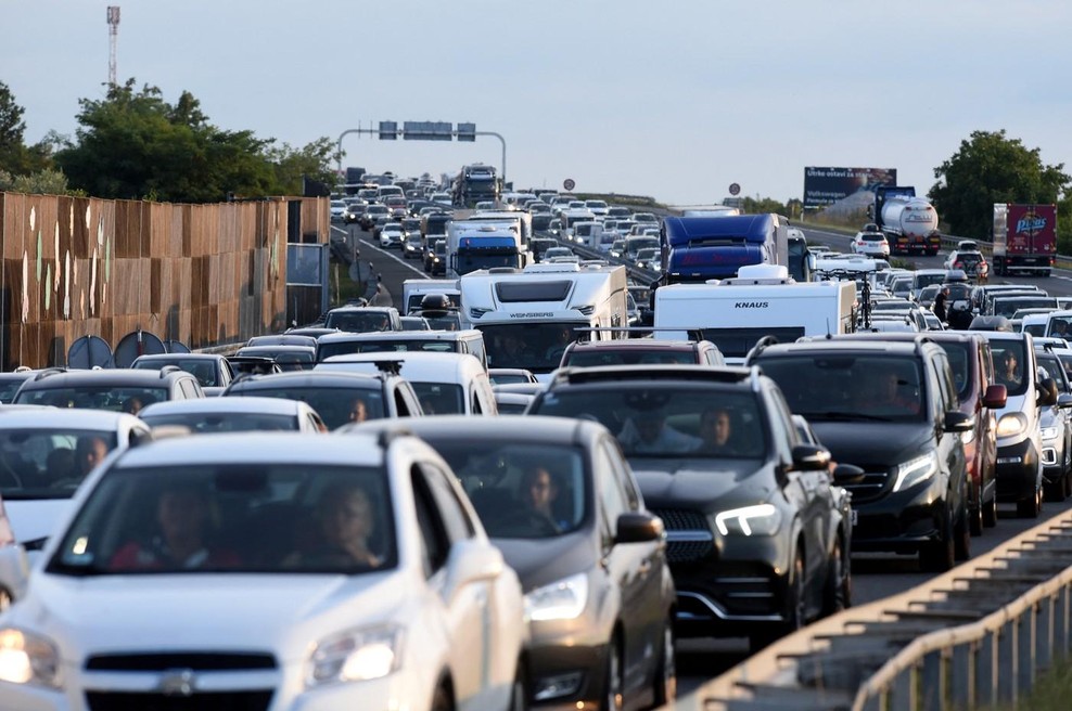 Pozor na cesti, predvsem zvečer - glavna prometna žila zaprat za ves promet (foto: Profimedia)