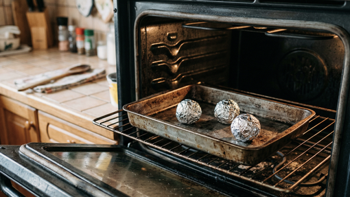 Trik, ki ga šefi varujejo kot školjka svoj biser: v pekač z mesom postavite 3 aluminijaste kroglice in le opazujte, kaj se dogaja
