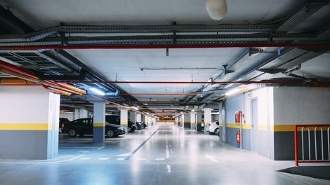 parkirisce garazna hisa nakupovalno sredisce kraja policija lopovi tatvina avtomobili zlocin kazen