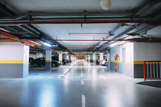 parkirisce garazna hisa nakupovalno sredisce kraja policija lopovi tatvina avtomobili zlocin kazen