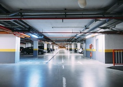 Ljubljančana kradla na parkiriščih nakupovalnih središč: policija imela kaj videti ob hišnih preiskavah (oba takoj strpali za zapahe!)