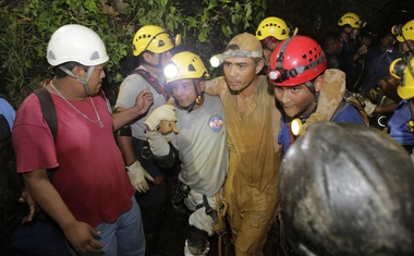 Čudež v Mehiki: rudar preživel dva tedna po zasutju, nazadnje so ga rešili potapljači