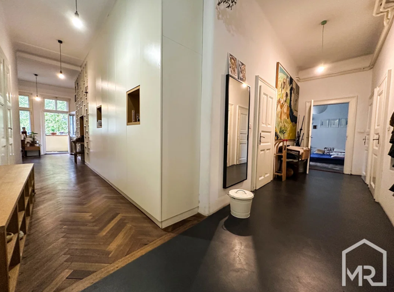 Je vredno svojega denarja? Tako izgleda stanovanje v centru Ljubljane, ki se prodaja za skoraj milijon evrov (FOTO)