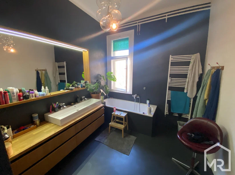 Je vredno svojega denarja? Tako izgleda stanovanje v centru Ljubljane, ki se prodaja za skoraj milijon evrov (FOTO)